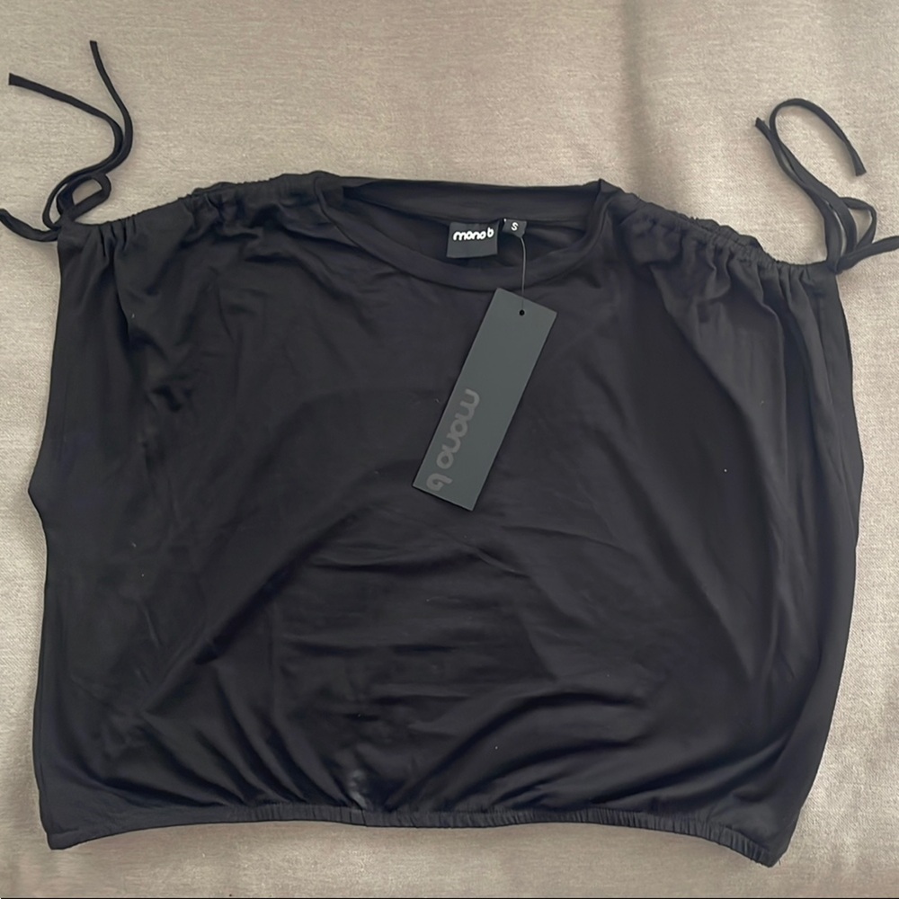 Mono B Cropped Athletic Top with adjustable shoulders Women’s Small